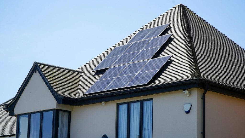 Casa con paneles solares en techo