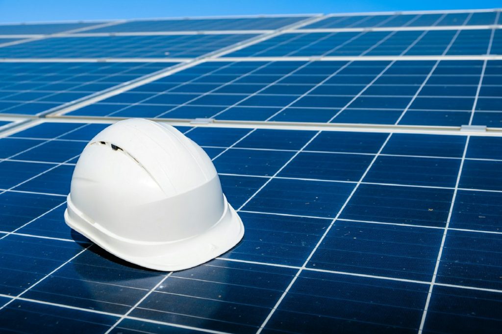 Casco de seguridad sobre panel solar durante instalación
