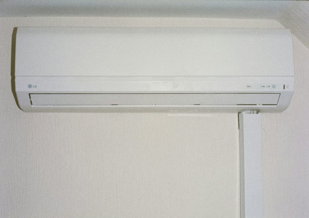 Minisplit instalado en muro interior