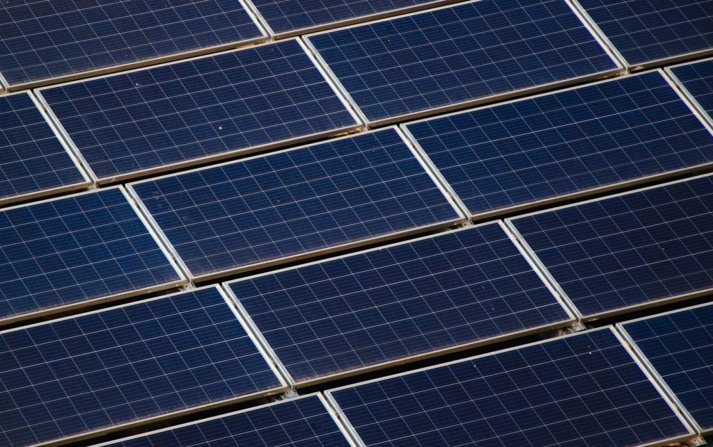 Sistema de paneles solares en techo comercial