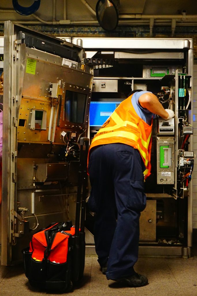 Técnico dando mantenimiento a un equipo