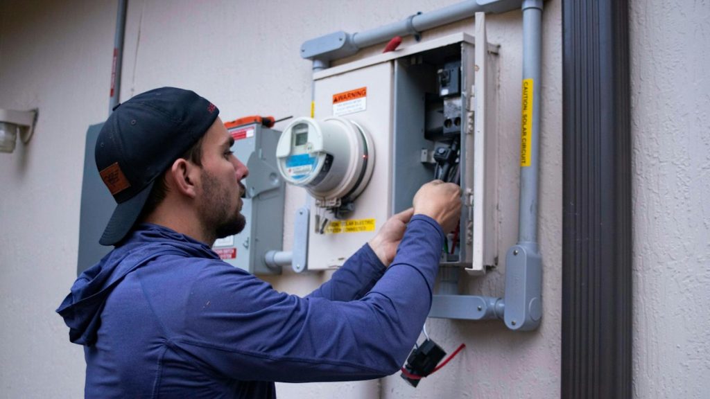 Técnico trabajando en medidor eléctrico